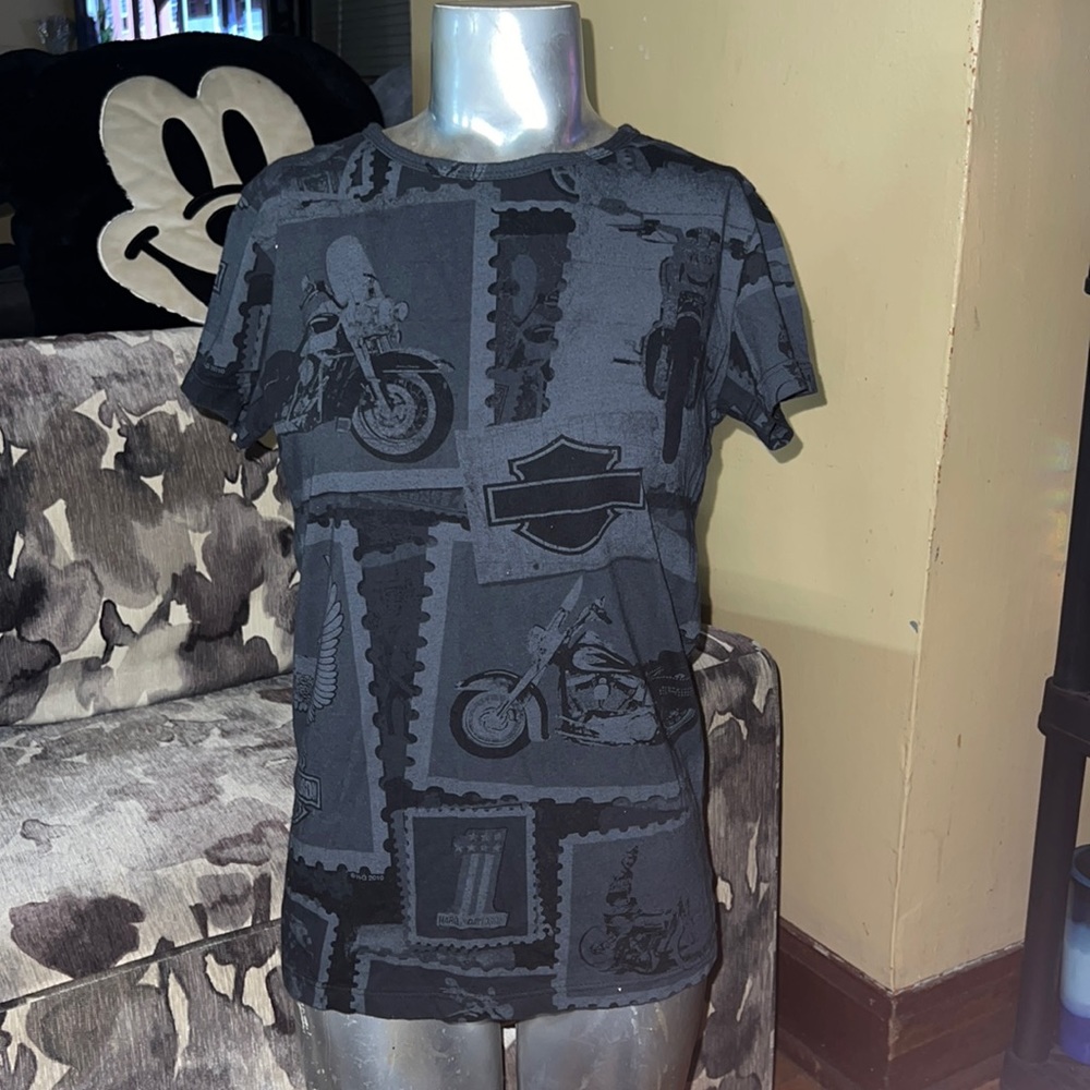Women’s Harley Davidson black t-shirt with postage like pattern print.
